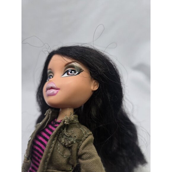 Bratz Jade 10th Anniversary Fashion Doll - Picture 5 of 14